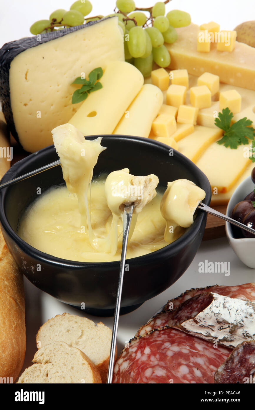 Gourmet Schweizer Fondue Abendessen an einem Winterabend mit ...