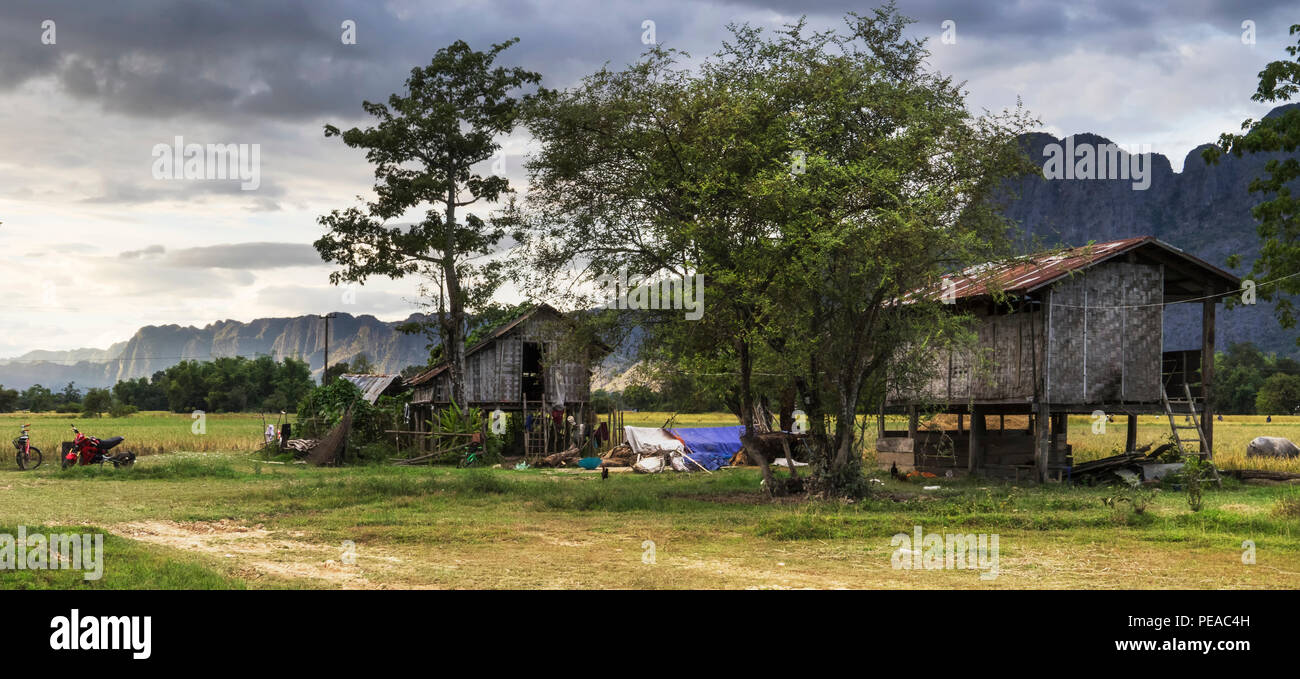 Arbeitnehmer Hütten in der Nähe Kong Lor Höhle Stockfoto