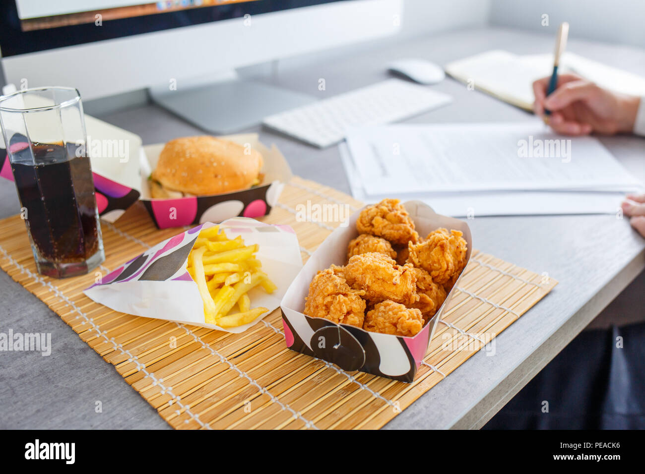 Die Mittagspause am Arbeitsplatz. Fast Food Delivery Konzept Bild Stockfoto