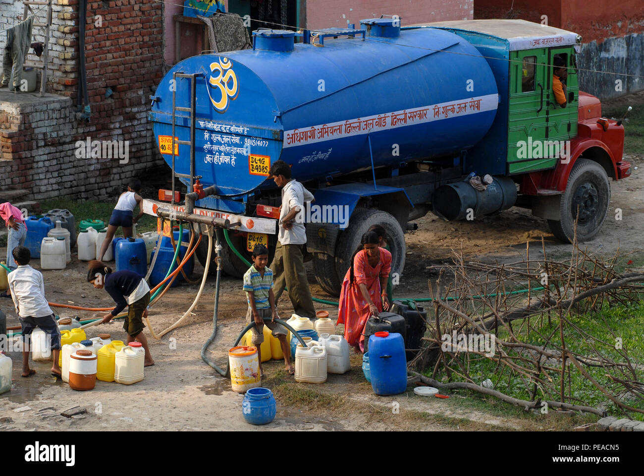 Indien, Delhi, Wasserversorgung, die von Tank-LKW im Slum/Indien, schlechte unzureichende mangelnde Wasserversorgung pro Tankauto in einem Slum am Stadtrand Stockfoto