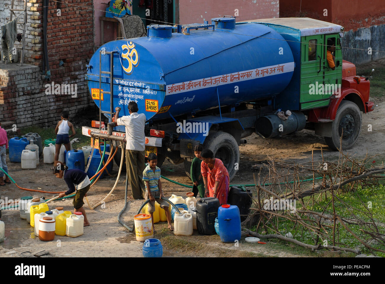 Indien, Delhi, Wasserversorgung, die von Tank-LKW im Slum/Indien, schlechte unzureichende mangelnde Wasserversorgung pro Tankauto in einem Slum am Stadtrand Stockfoto