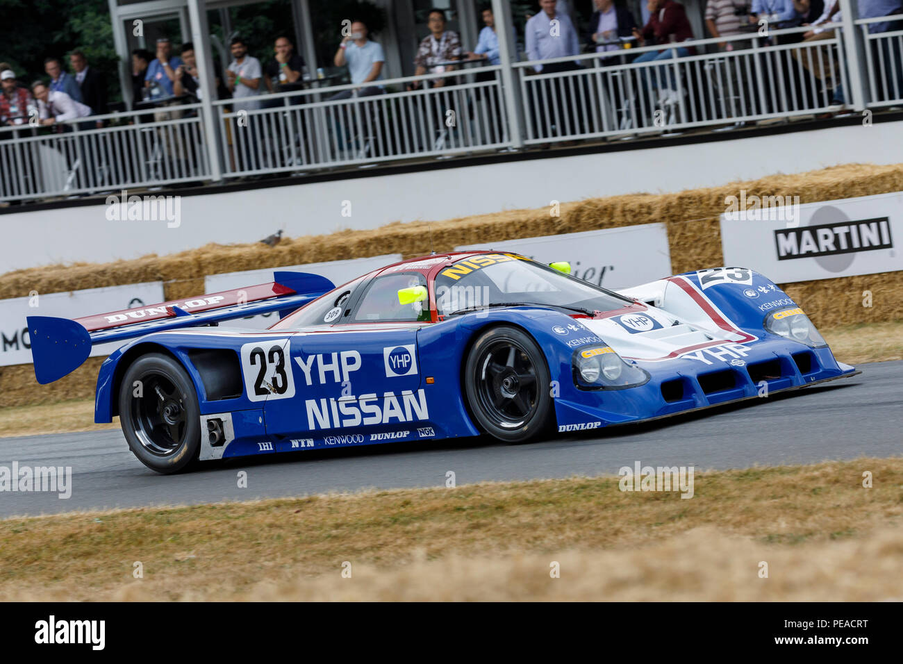 1990 Nissan R90CK Le Mans Racer mit Fahrer Kent Abrahamsson am Goodwood Festival 2018 von Geschwindigkeit, Sussex, UK. Stockfoto