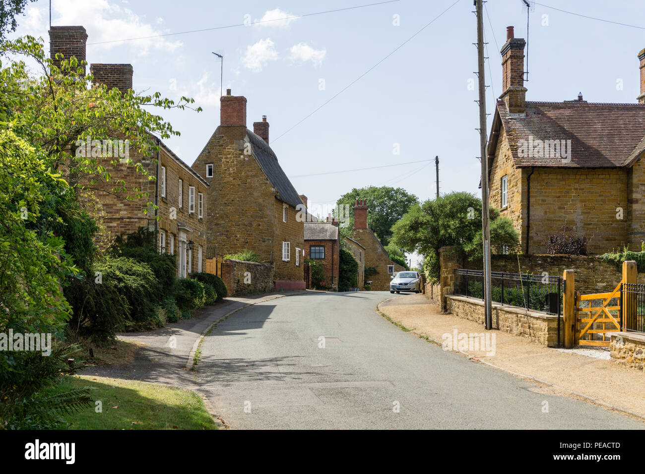 Ein Blick entlang der High Street in dem hübschen Dorf wenig Brington, Northamptonshire, Großbritannien Stockfoto