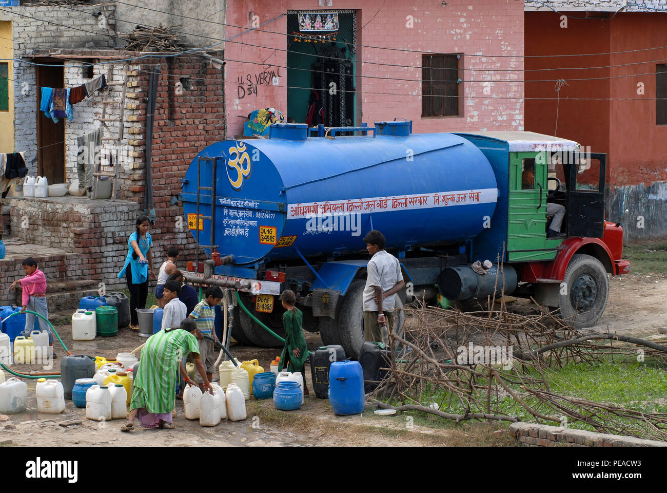 Indien, Delhi, Wasserversorgung, die von Tank-LKW im Slum/Indien, schlechte unzureichende mangelnde Wasserversorgung pro Tankauto in einem Slum am Stadtrand Stockfoto