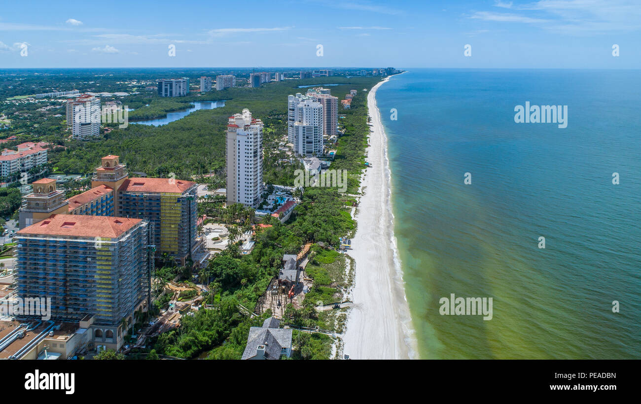 Red Tide vor der Küste von Naples im Südwesten Floridas Stockfoto