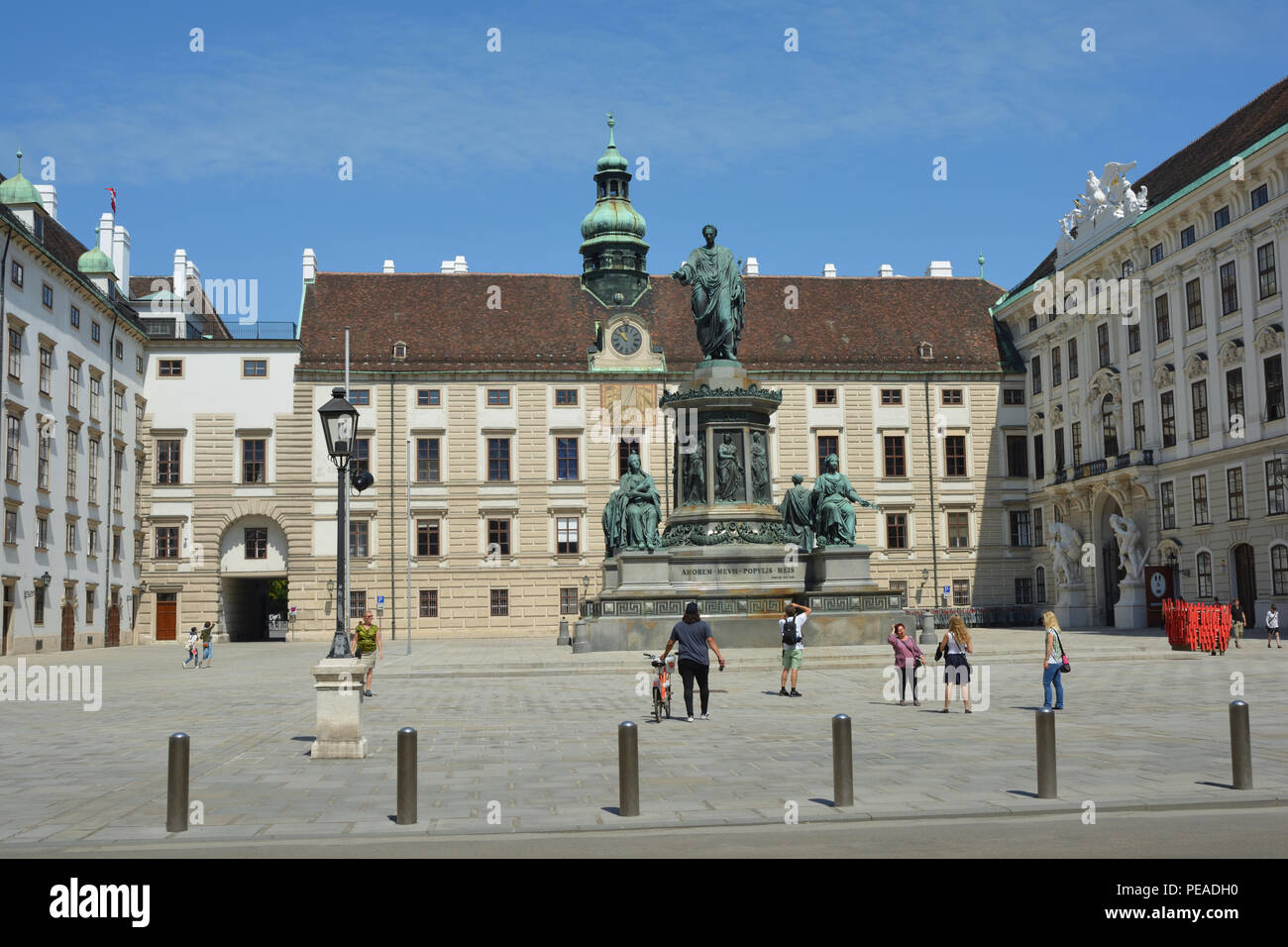 Blick aus dem Innenhof der Hofburg in Wien die Amalienburg mit dem Denkmal Kaiser Franz I. von Österreich. Stockfoto