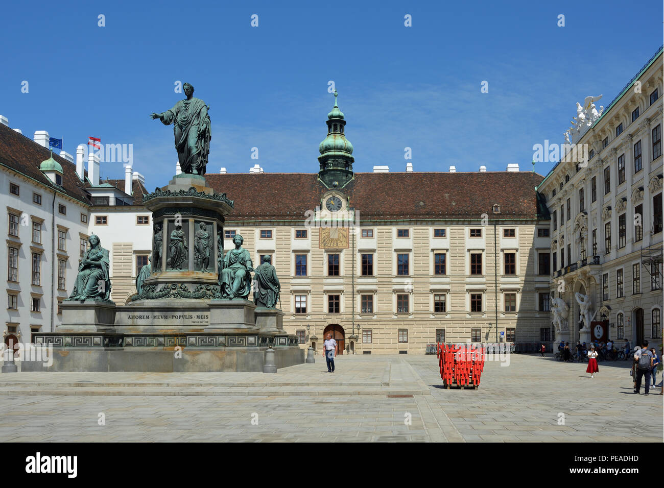 Blick aus dem Innenhof der Hofburg in Wien die Amalienburg mit dem Denkmal Kaiser Franz I. von Österreich. Stockfoto