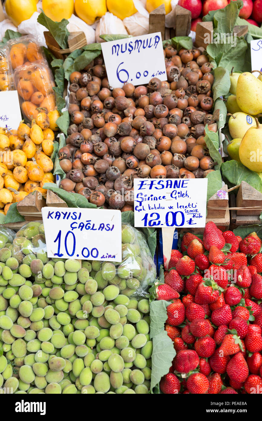 Mispeln, Erdbeeren, Aprikosen mit türkische Lira Preis Tickets, Lebensmittel-Markt  in Kadiköy Bezirk asiatische Seite von Istanbul, Türkei Stockfotografie -  Alamy