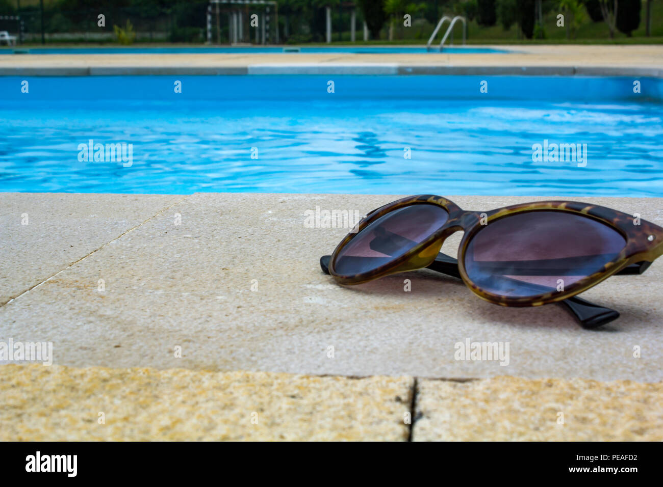 Schwimmbad in der privaten Wohnanlage Stockfoto