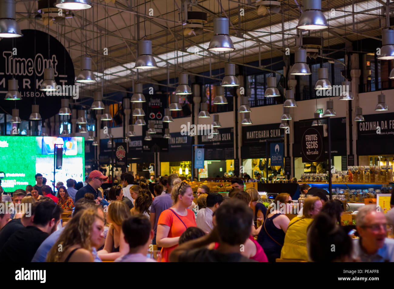 Lissabon, Portugal - Juni 21, 2018: Die Menschen in Time Out Markt in Lissabon Stockfoto