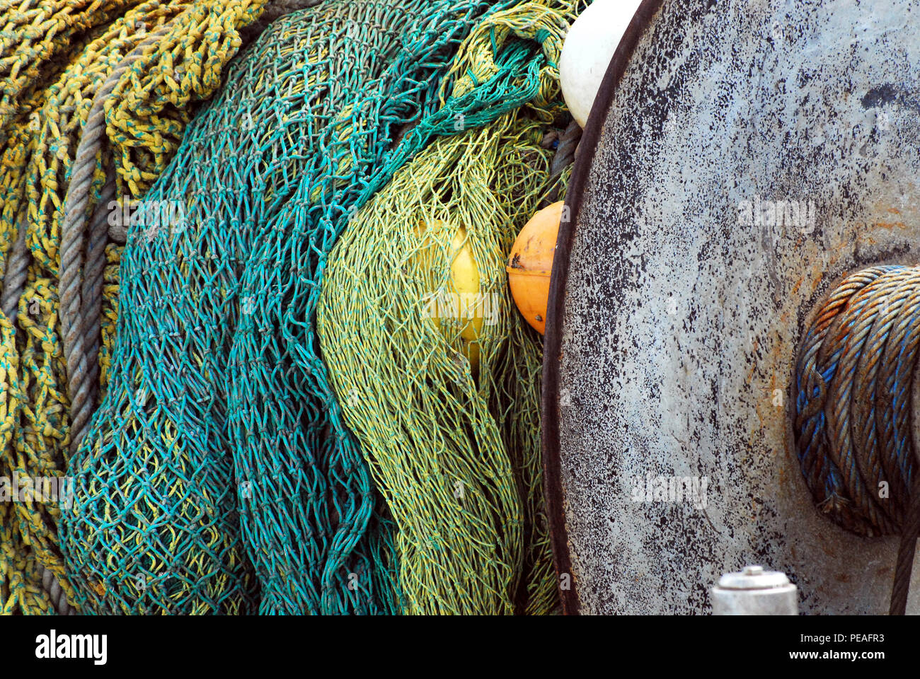 Eine künstlerische Schoß der Netze die farbenfrohen Fischer auf einem Boot in der Nähe von Merimbula, Süd Australien Stockfoto