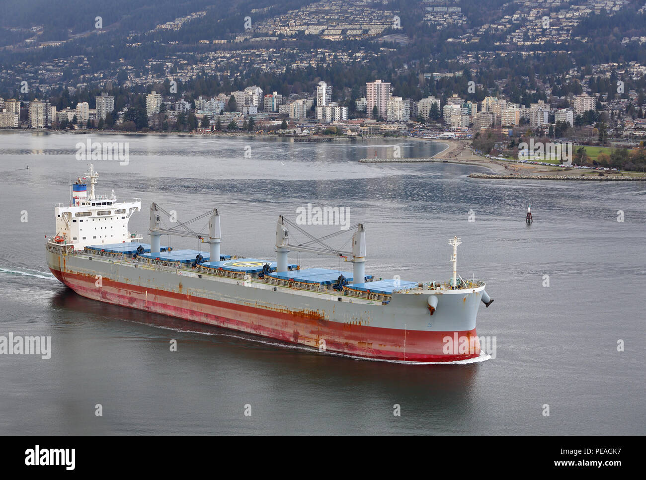 Frachter im Burrard Inlet, Vancouver. Ein Frachter in der Dämmerung ankommen. British Columbia, Kanada. Stockfoto