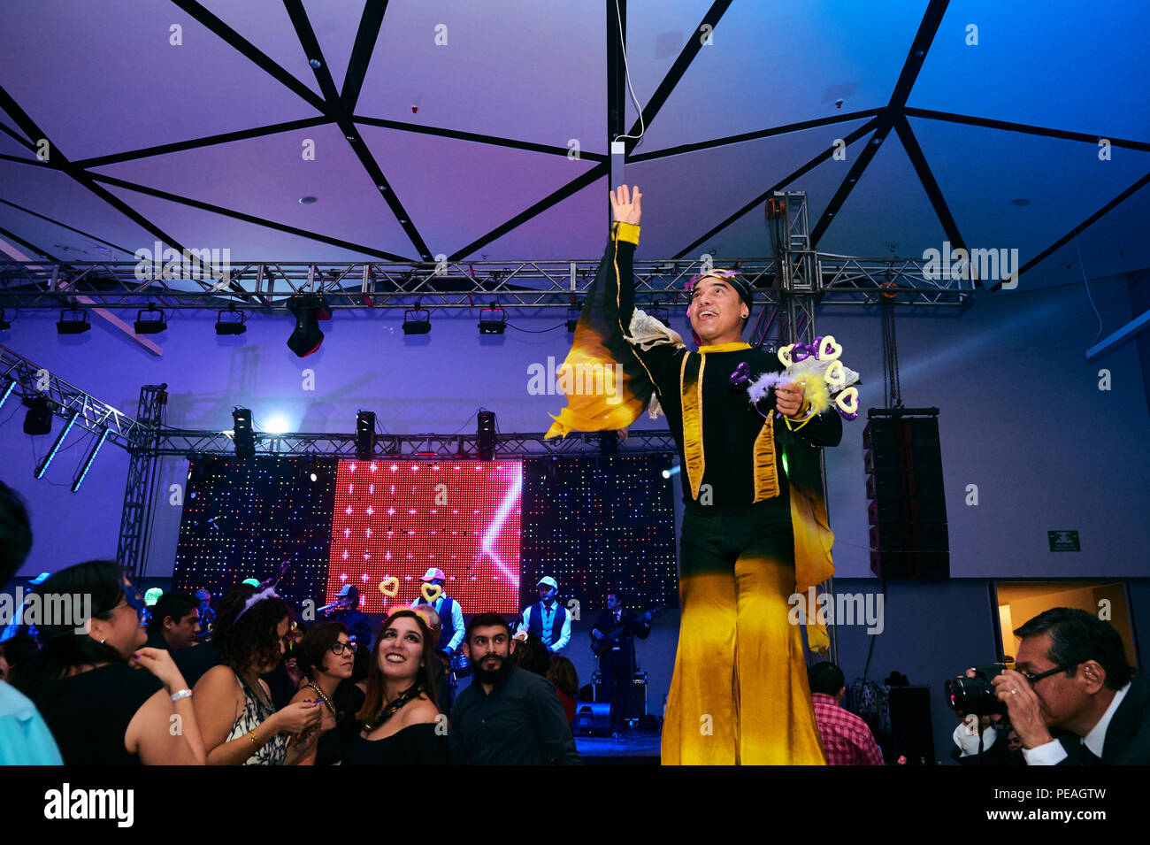 MERIDA, Yuc/MEXIKO - Aug 25, 2017: Blick von Menschen tanzen während der Abschlussfeier der Universität Stockfoto