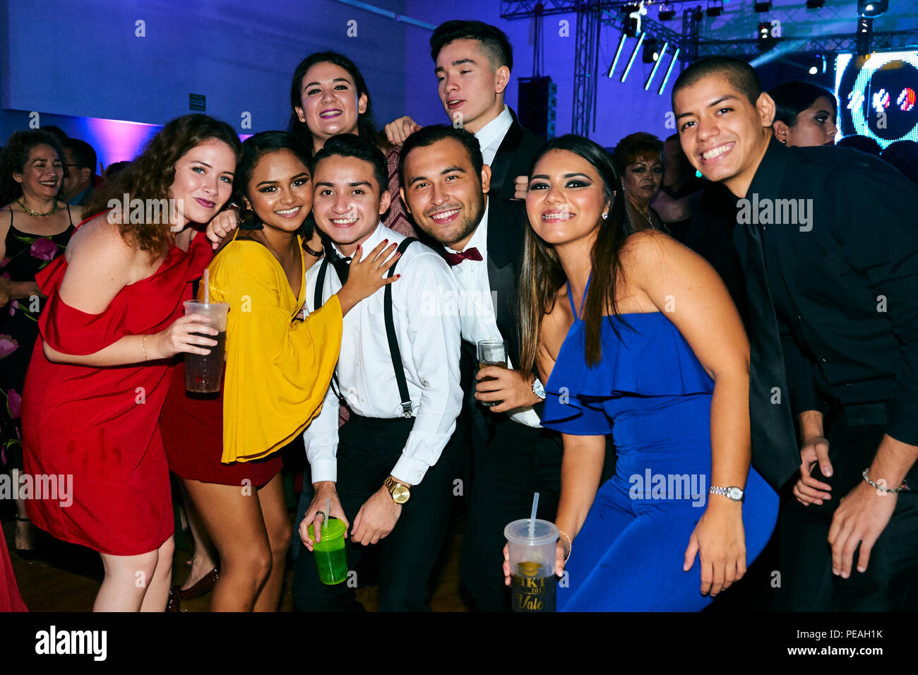 MERIDA, Yuc/MEXIKO - 25.August 2017: Porträt der jungen Männer und Frauen während ihrer Universität graduiert Partei Stockfoto