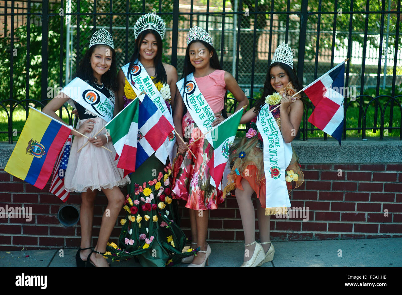 Teen Queens of the Queens Hispanic Parade in New York bei der Feier der Flower Festival in New York. Stockfoto