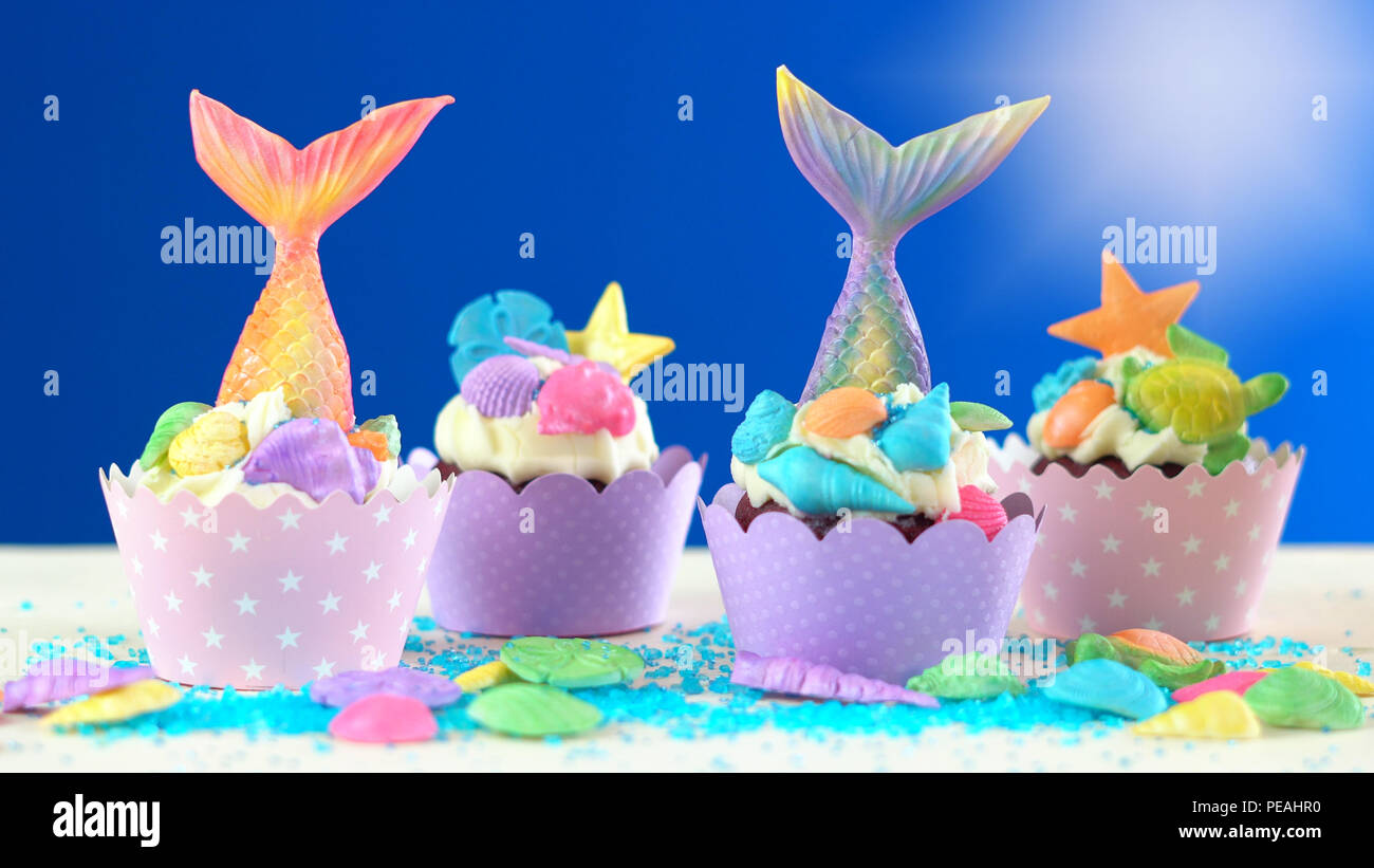 Mermaid Thema Cupcakes mit bunten glitter Schwänze, Muscheln und Meerestiere toppers für Kinder, jugendlich, Neuheit Geburtstag und Party feiern. Stockfoto