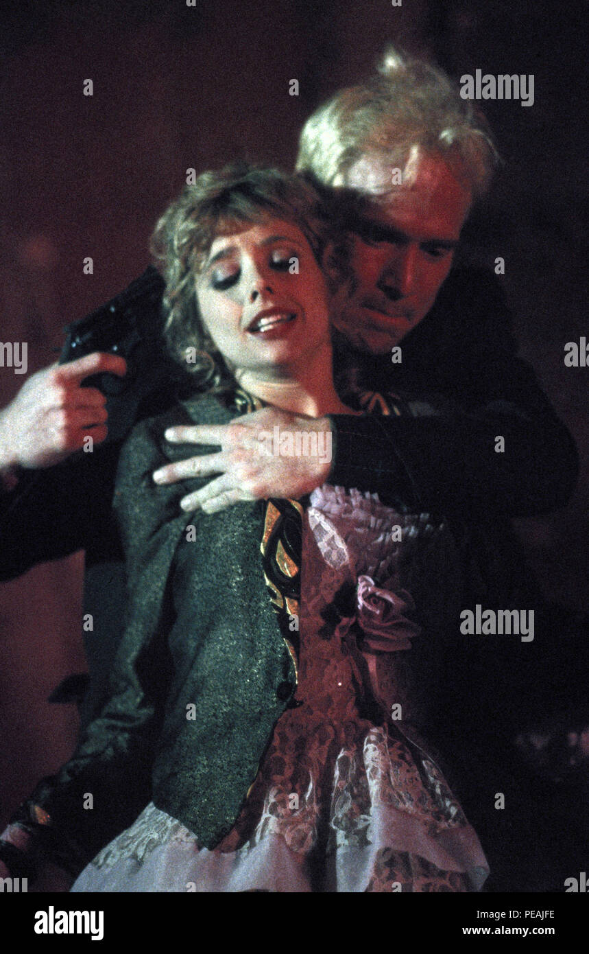 Erscheinungsdatum: März 29, 1985 FILM TITEL: verzweifelt auf der Suche nach Susan Regie: Susan Siedelman STUDIO: Orion Pictures PLOT: gelangweilt Roberta Spots eine regelmäßige persönliche Anzeige in der Zeitung mit dem Titel "esperately Susan' suchen. Sie leitet aus nach New York, eine der Anzeigen, und findet Susan. Als Susan verkauft ihre Jacke, Roberta - versuchen, ihr Geheimnis ad Writer zu emulieren - kauft die Jacke und trägt es im Bild: Rosanna Arquette als Roberta Glas (Credit Bild: © Orion Bilder/Unterhaltung Bilder) Stockfoto