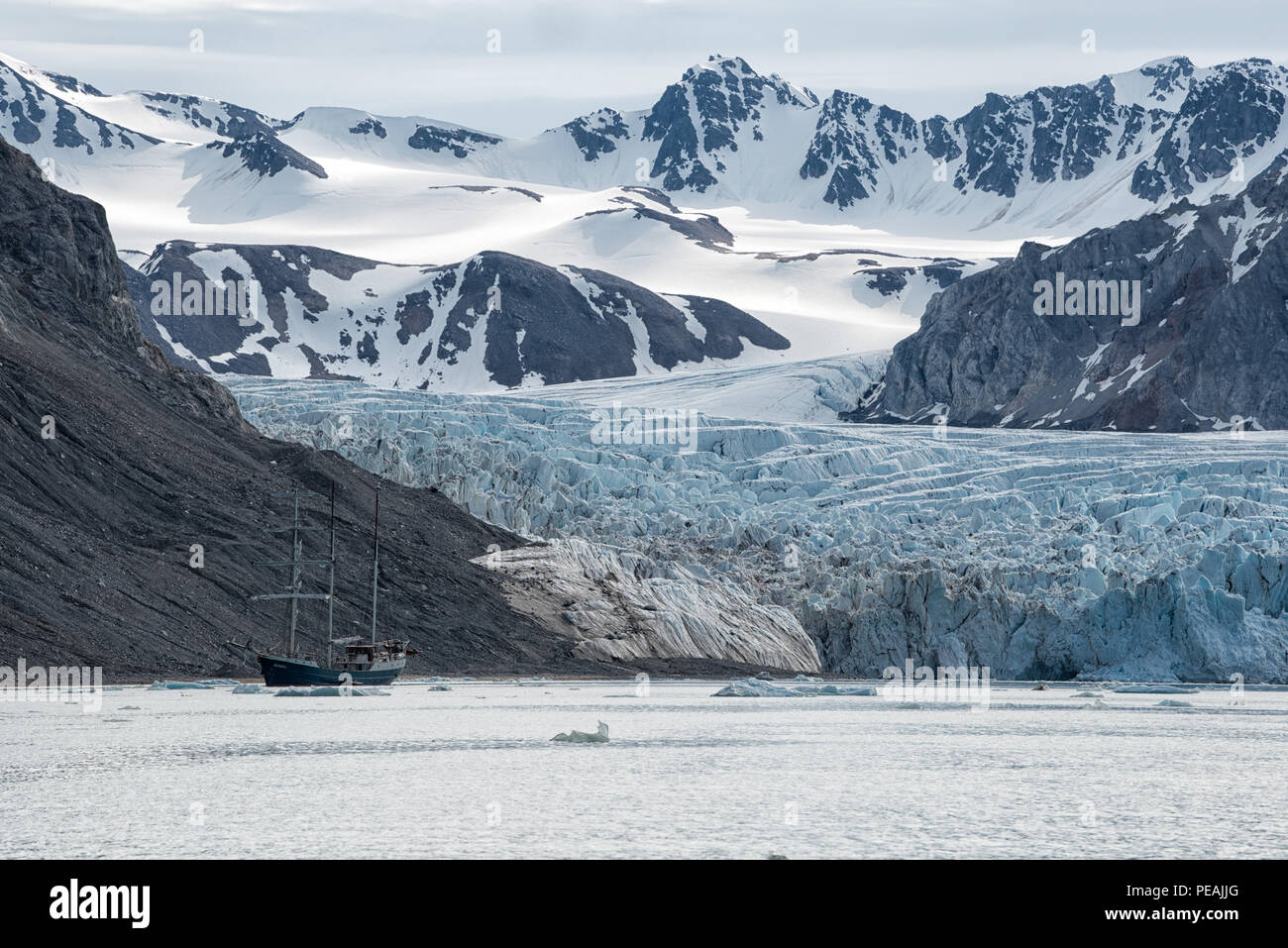 Fjortende Julibreen und Krossfjorden, Gletscher, der ins Meer kalbt, Spitzbergen, Spitzbergen, Norwegen Stockfoto