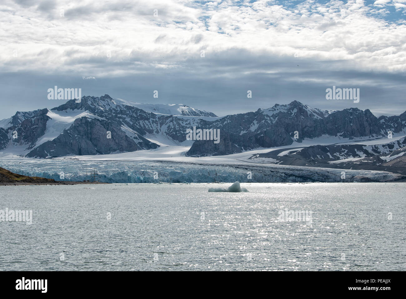 Fjortende Julibreen und Krossfjorden, Gletscher, der ins Meer kalbt, Spitzbergen, Spitzbergen, Norwegen Stockfoto