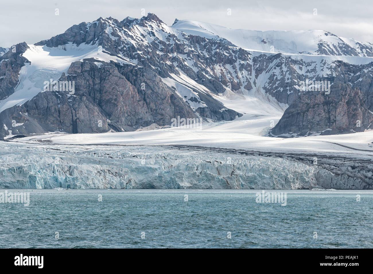 Fjortende Julibreen und Fjortende Julibukta, Gletscher, der ins Meer kalbt, Spitzbergen, Spitzbergen, Norwegen Stockfoto