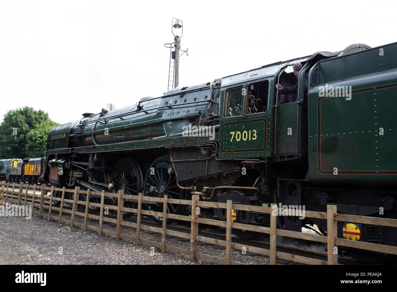 British Railways Britannia Klasse 76 PF-Nummer 70013 "Oliver Cromwell" an der Universität Loughborough Station in der gleisanschlüsse der Great Central Railway Heritage Line. Stockfoto