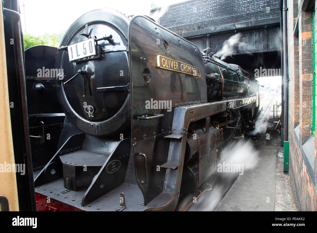 British Railways Britannia Klasse 76 PF Dampflok Nummer 70013 "Oliver Cromwell" an der Universität Loughborough Station ziehen einen Personenzug Stockfoto