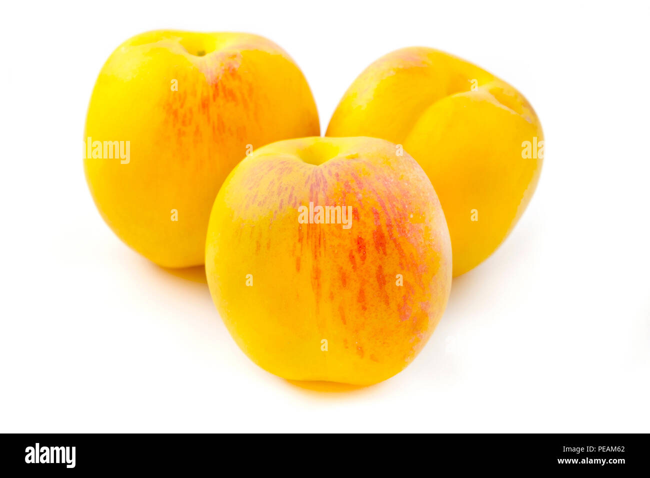 Gelbe Pfirsiche auf weißem Hintergrund Stockfoto