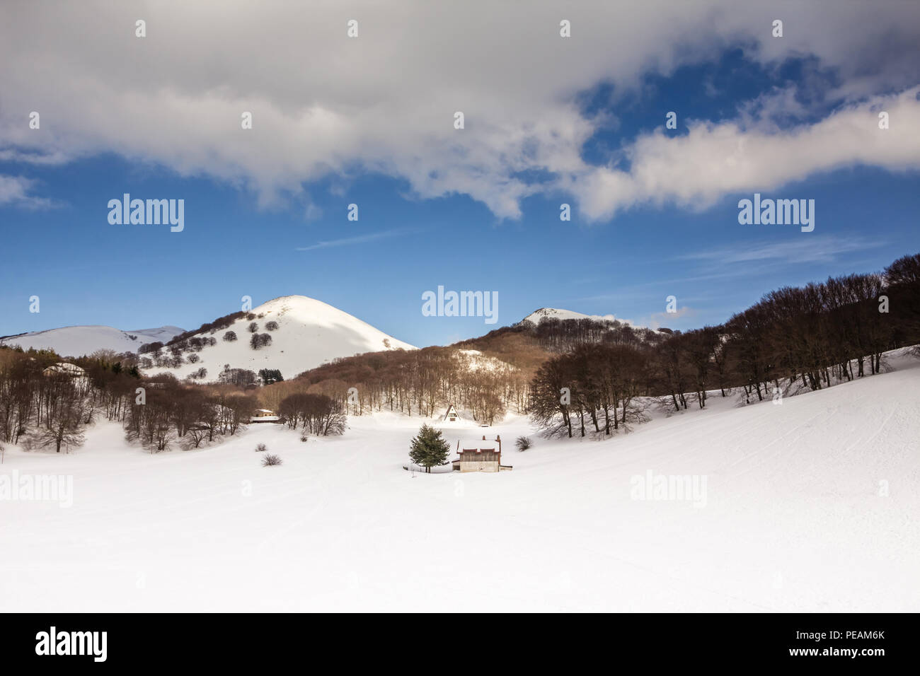 Die Aussicht auf die Berge des Nationalparks in Sizilien (Italien), die Wolken über die Berge trägt zur Schaffung einer Szene suggestiv. Stockfoto