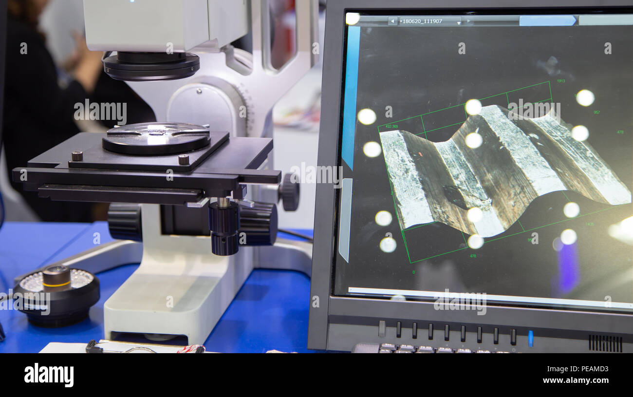 Digitales mikroskop Prüfen Messen des Maßes des Werkstückes in Lab  Stockfotografie - Alamy