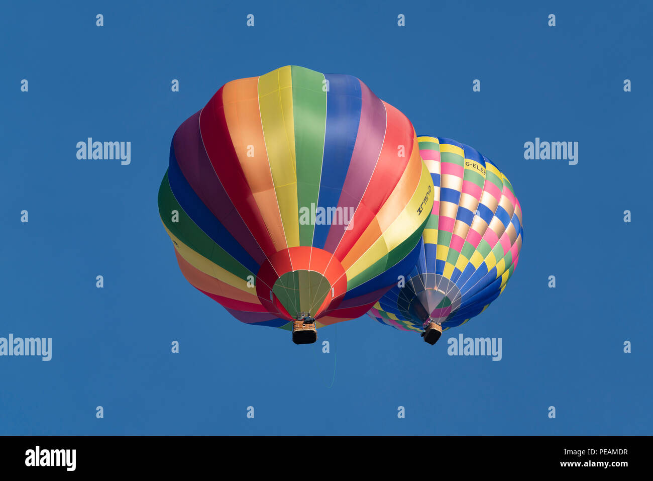 Heißluftballons abgebildet während einer Messe Aufstieg am Morgen des 11. August 2018 während des Bristol International Balloon Fiesta. Stockfoto