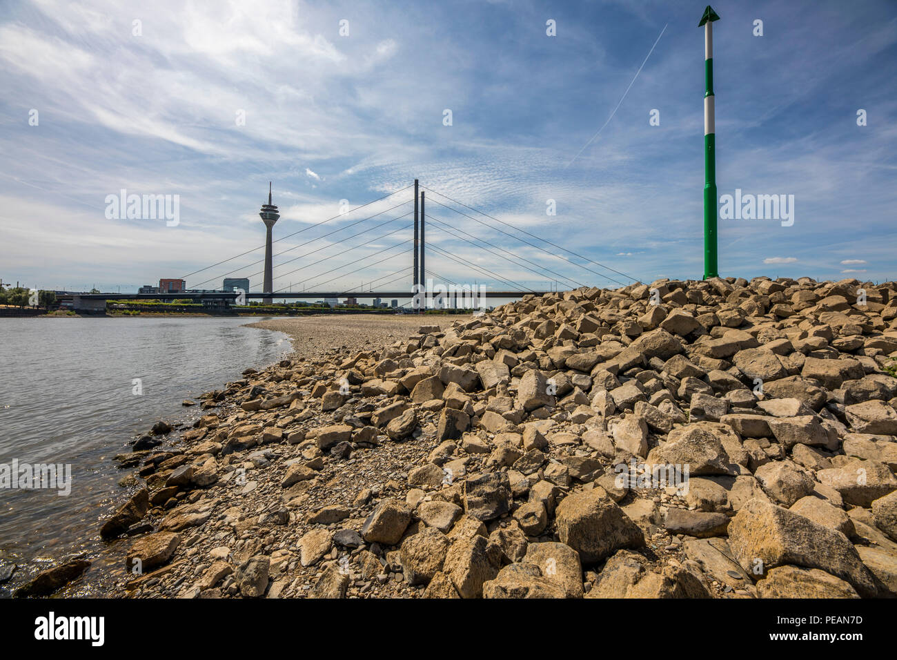 Den Rhein in der Nähe von Düsseldorf, extreme Ebbe, Rheinebene bei 84 cm, nach der langen Trockenheit der linken Rheinseite, trocken bei Düsseldorf Ob fällt Stockfoto