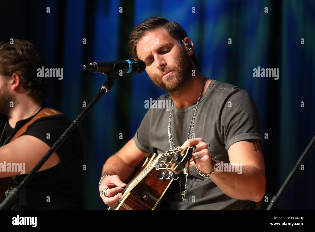 Country Music Artist Kanaan Smith tunes seine Gitarre, bevor Sie für eine Menge von fast 2.000 Marines, Matrosen und Mitglieder der Gemeinschaft während der 7. jährlichen WRNS Gitarre ziehen in der Marine Corps Air Station Cherry Point, N.C., Nov. 19, 2015. Das kostenlose Konzert bewirtet wurde von Marine Corps Community Services und lokalen Country Music Radio Station WRNS. Die Gitarre ziehen empfohlene Talente wie William Michael Morgan, Cam, Kanaan Smith, Cassadee Papst und Waterloo Revival. (U.S. Marine Corps Foto von Cpl. N.W. Huertas/Freigegeben) Stockfoto