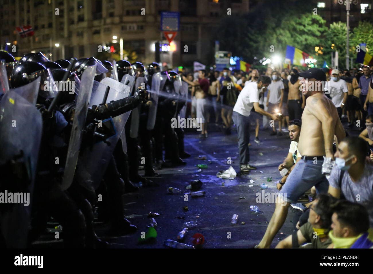 Bukarest, Rumänien - 10. August 2018: Bereitschaftspolizei spray Tränengas während Scuffling mit Demonstranten vor der Regierung der Zentrale. Rumänen, die Liv Stockfoto