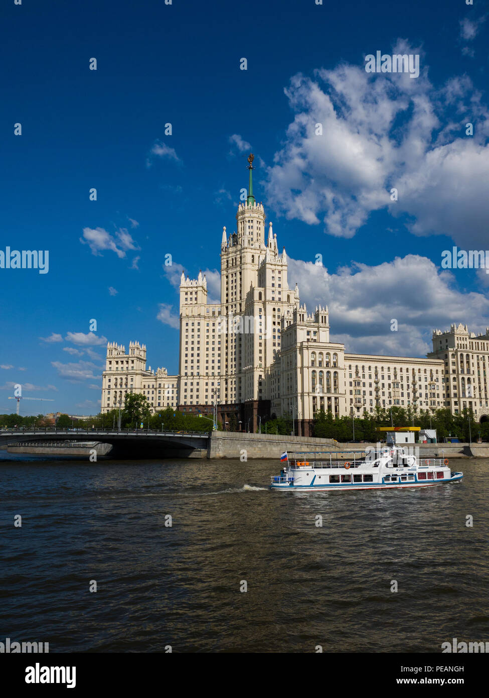 Moskau, Russland - 12. Mai. 2018. Boot auf einem Fluss Moskwa gegenüber Haus auf Kotelnicheskaya Damm Stockfoto