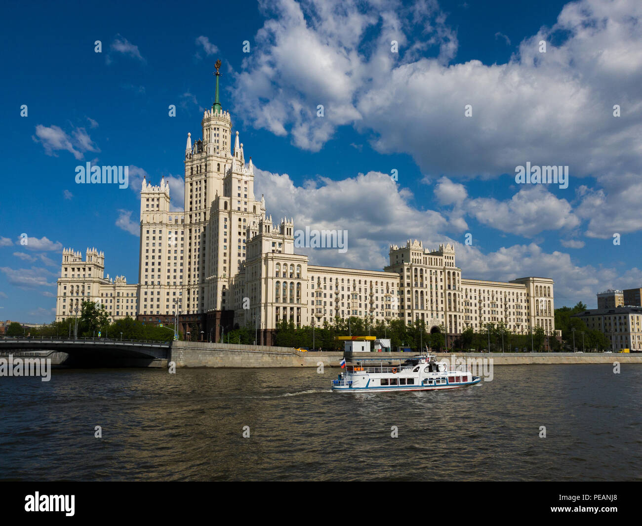 Moskau, Russland - 12. Mai. 2018. Boot am Fluss Moskwa gegenüber Haus auf Kotelnicheskaya Damm Stockfoto