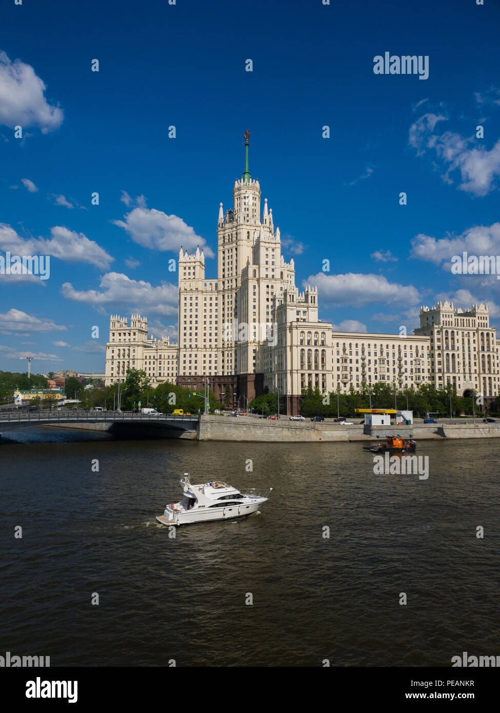 Moskau, Russland - 12. Mai. 2018. Boot am Fluss Moskwa gegenüber Haus auf Kotelnicheskaya Damm Stockfoto