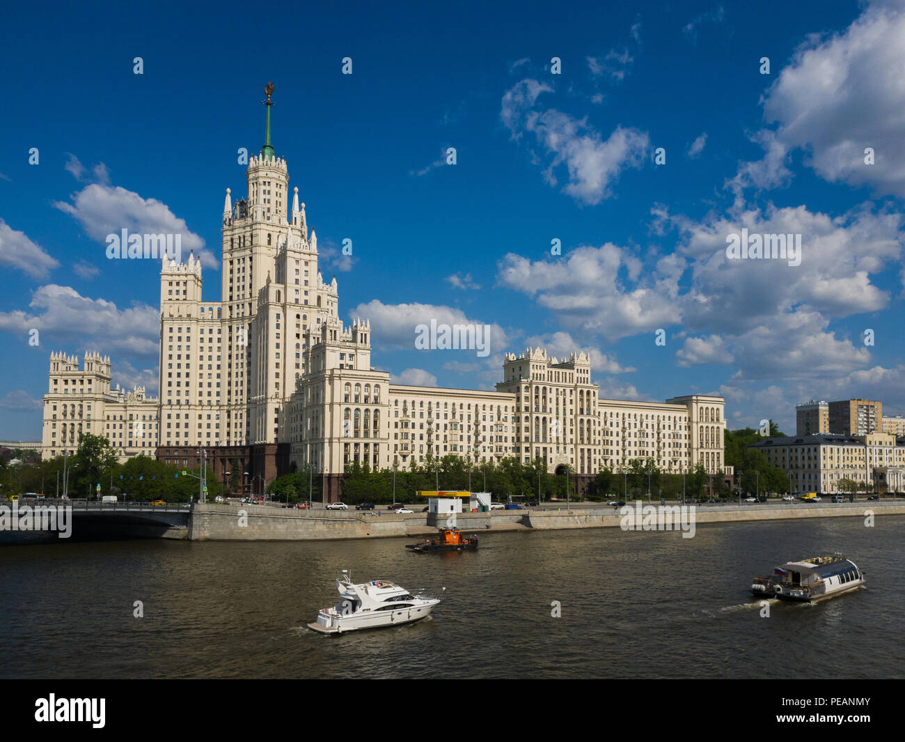 Moskau, Russland - 12. Mai. 2018. Moskva - Schiffe auf dem Fluss Vergangenheit Skyscraper auf Kotelnicheskaya Damm Stockfoto