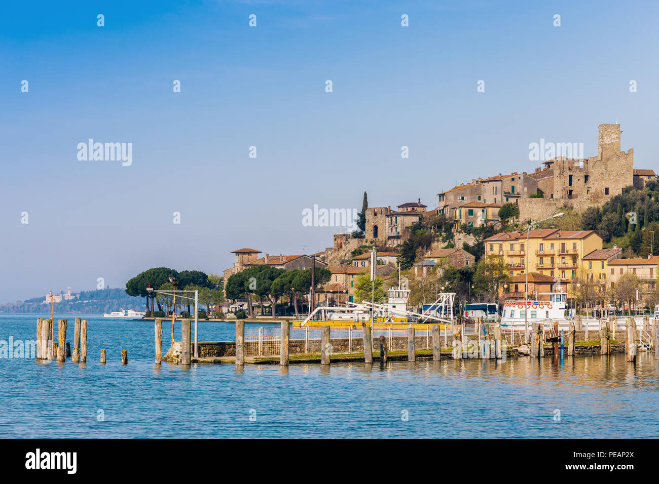 Eine kleine und schöne mittelalterliche Dorf, mit seinem kleinen Hafen, am Ufer des Lago Trasimeno in Umbrien (Italien) Stockfoto