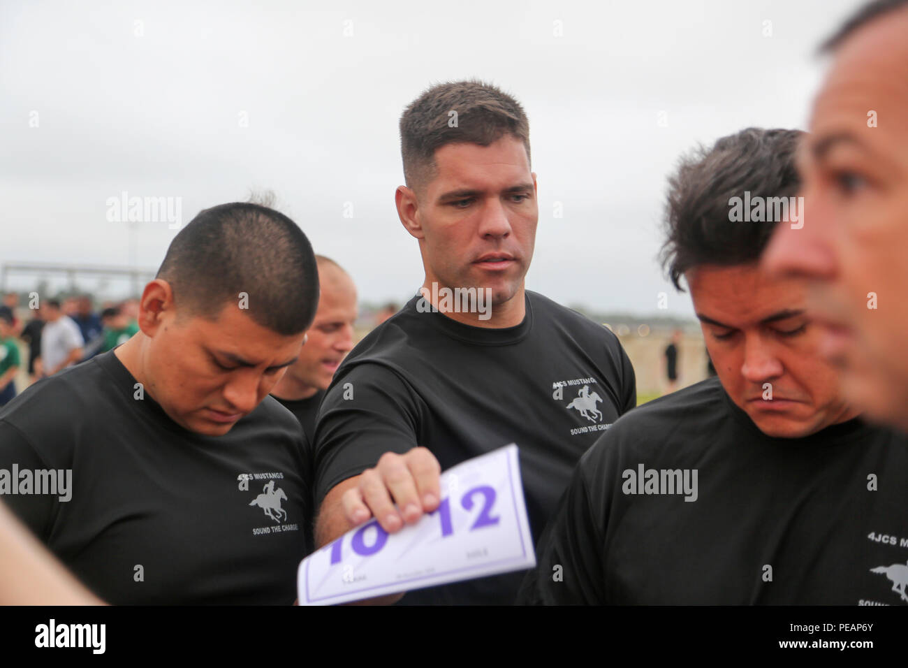 Us-Armee Sgt. John M. Cummings, US Army Finden 4. Gemeinsame Mitteilung Squadron (4 JCS) Mustang Team erhält seine Startnummer vor dem Staffellauf beginnt für die 35. jährlichen Mattar Relais jährlich statt, MacDill Air Force Base, Tampa, Fla., Nov. 20, 2015. Us-Oberstleutnant George Mattar, eine Zitadelle Alumni und ehemalige Gemeinsame Kommunikation Support Element (JCSE) Commander, wurde am Jan. 13, 1982 bei seinem Flug, Florida Airlines Nr. 90, die in die Gewässer des Potomac Flusses stürzte getötet. An Bord dieses Fluges waren 74 Passagiere, von denen nur sechs überlebten. Auch getötet wurden Maj. Ralph Herman, JCSE Chief's Stockfoto