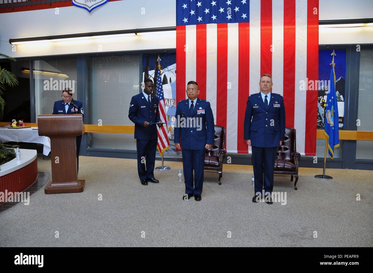 Colonel Stuart A. Toft, 349 Mission Support Group Commander, nach 30 Jahren Service zurückgezogen, Nov. 22, 2015. Während der Zeremonie, Toft war auch der Legion of Merit für außerordentlichen Service während seiner Amtszeit ausgezeichnet. Wie die 349. MSG Commander, Toft sicherte seine Einheit Personal, Ausbildung, explosive Verpackungsverordnung Entsorgung, Tiefbau, Sicherheit und viele andere logistische Dienstleistungen Team Travis. Während seiner Rede beenden, Toft diskutiert die Bedeutung des Mentorings während seiner Karriere. Er dankte Oberst Maynard Mendoza, der ehemalige Toft Commander und der Ruhestand Zeremonie Vorsitzende der Stockfoto