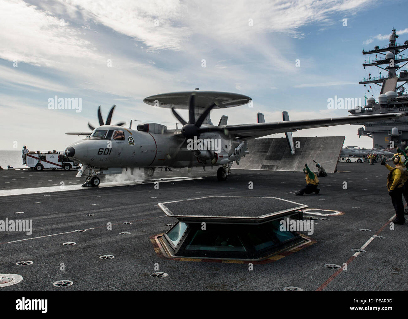 151122-N-IN 729-094 GEWÄSSER SÜDLICH VON JAPAN (Nov. 22, 2015) Eine E-2C Hawkeye aus der "Liberty Bell" der Fluggesellschaft Airborne Early Warning Squadron (VAW) 115 vom Kapitän Christopher Schraube vorgesteuert, kommandierender Offizier der US-Marine ist nur Vorwärts - bereitgestellt Flugzeugträger USS Ronald Reagan (CVN 76), startet von der Flight Deck der US Navy ist nur Vorwärts - bereitgestellt Flugzeugträger USS Ronald Reagan. Ronald Reagan und seine eingeschifft Air Wing, Carrier Air Wing (Cvw) 5, eine Bekämpfung bereit, Kraft, schützt und verteidigt die kollektive maritime Interessen seiner Verbündeten und Partnern in der Indo-Asia-P Stockfoto