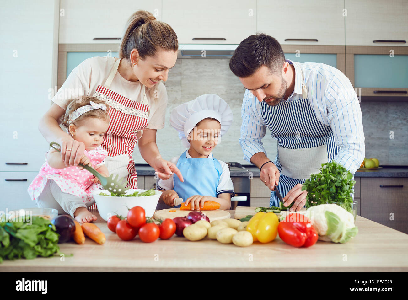 Eine glückliche Familie bereitet in der Küche. Stockfoto