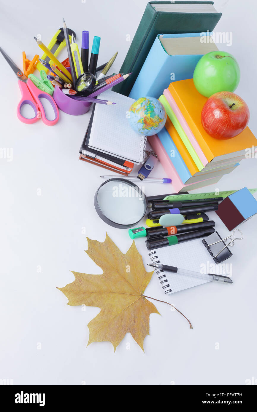Ansicht von oben. Eine Vielzahl von Schulmaterial auf weißem Hintergrund. Foto mit Kopie Raum Stockfoto