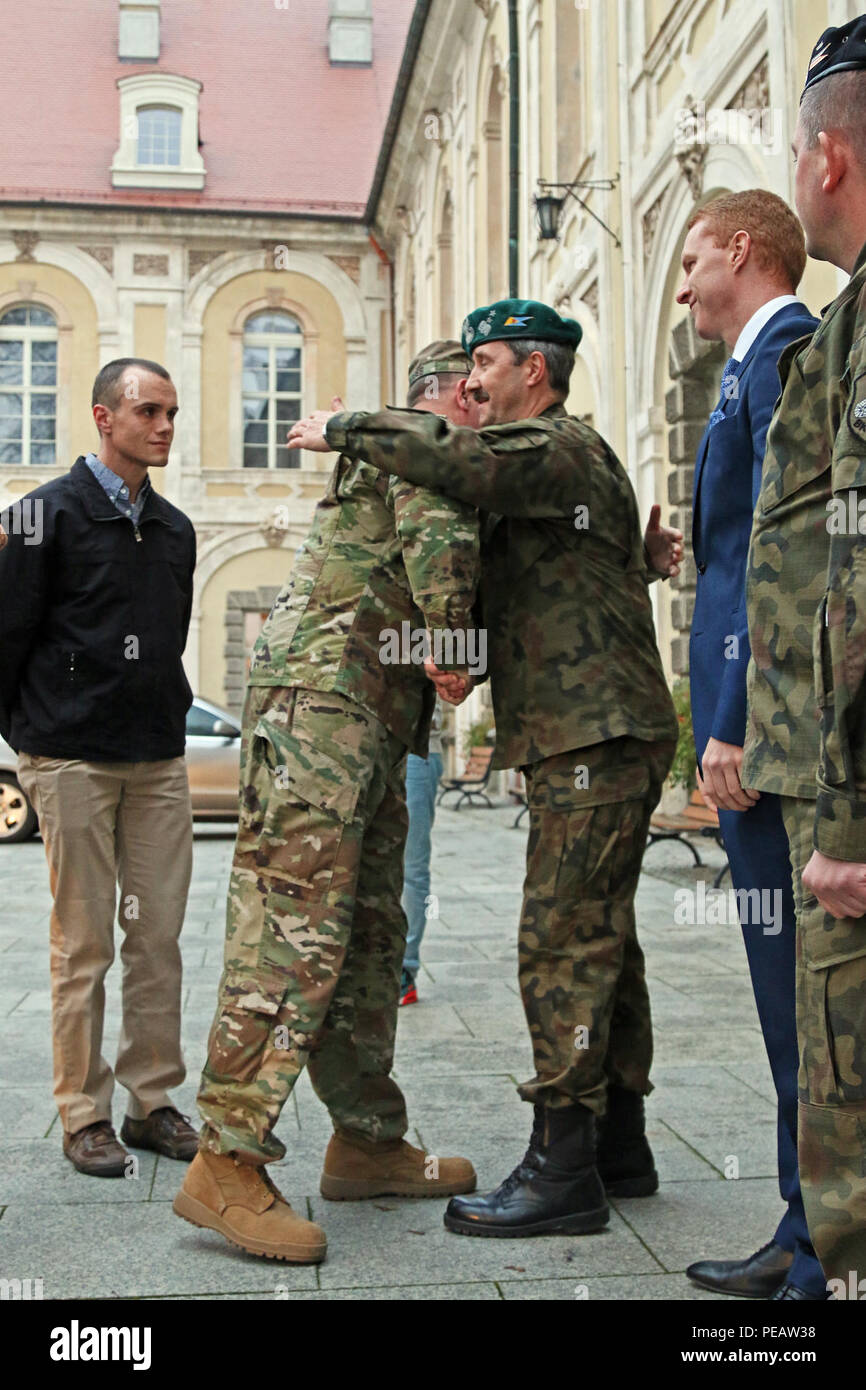 Generalleutnant Ben Hodges (zweiter von links), Kommandeur der United States Army Europe, teilt sich eine mit Generalmajor Jaroslaw Mika (Mitte), der Kommandant der 11 Lubuska gepanzerte Kavallerie Division, Polnische Armee, während seines Besuchs Thanksgiving Dinner mit Soldaten unterstützen Betrieb Atlantic lösen, Nov. 26, in Zagan, Polen zu teilen. Soldaten des 3.BATAILLON zugeordnet, 69. Armor Regiment, 1. gepanzerte Brigade Combat Team, 3rd Infantry Division, die in Polen wurden die Ruder seit Oktober, waren die amerikanischen Feiertag neben polnischen Partnern zu feiern. Betrieb Atlantic lösen Stockfoto