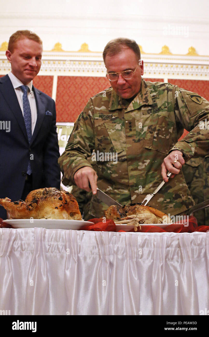 Generalleutnant Ben Hodges (rechts), Kommandeur der United States Army Europe, schnitzt eine Thanksgiving Truthahn neben Daniel Marchewka, Bürgermeister von Zagan, Polen, während eines Urlaubs Feier mit polnischen Partnern und Soldaten des 3.BATAILLON zugeordnet, 69. Armor Regiment, 1. gepanzerte Brigade Combat Team, 3rd Infantry Division, Nov. 26, in Zagan, Polen. (U.S. Armee Foto von Sgt. Paige Behringer, 10 Drücken Sie Camp Headquarters) Stockfoto