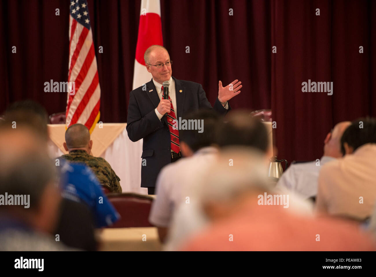 Pensionierte US-Armee Brig. Gen. Josef Buchner, Gesellschaft der amerikanischen militärischen Ingenieure Executive Director, spricht zu den Teilnehmern des gleichen Japan Post Energie Workshop, November 18, 2015, bei Kadena Air Base, Japan. Mitglieder der gleichen und die Okinawanischen Landesregierung diskutiert Energie Lösungen, Ziele und gemeinsamen Interessen. (U.S. Air Force Foto von älteren Flieger Omari Bernard) Stockfoto