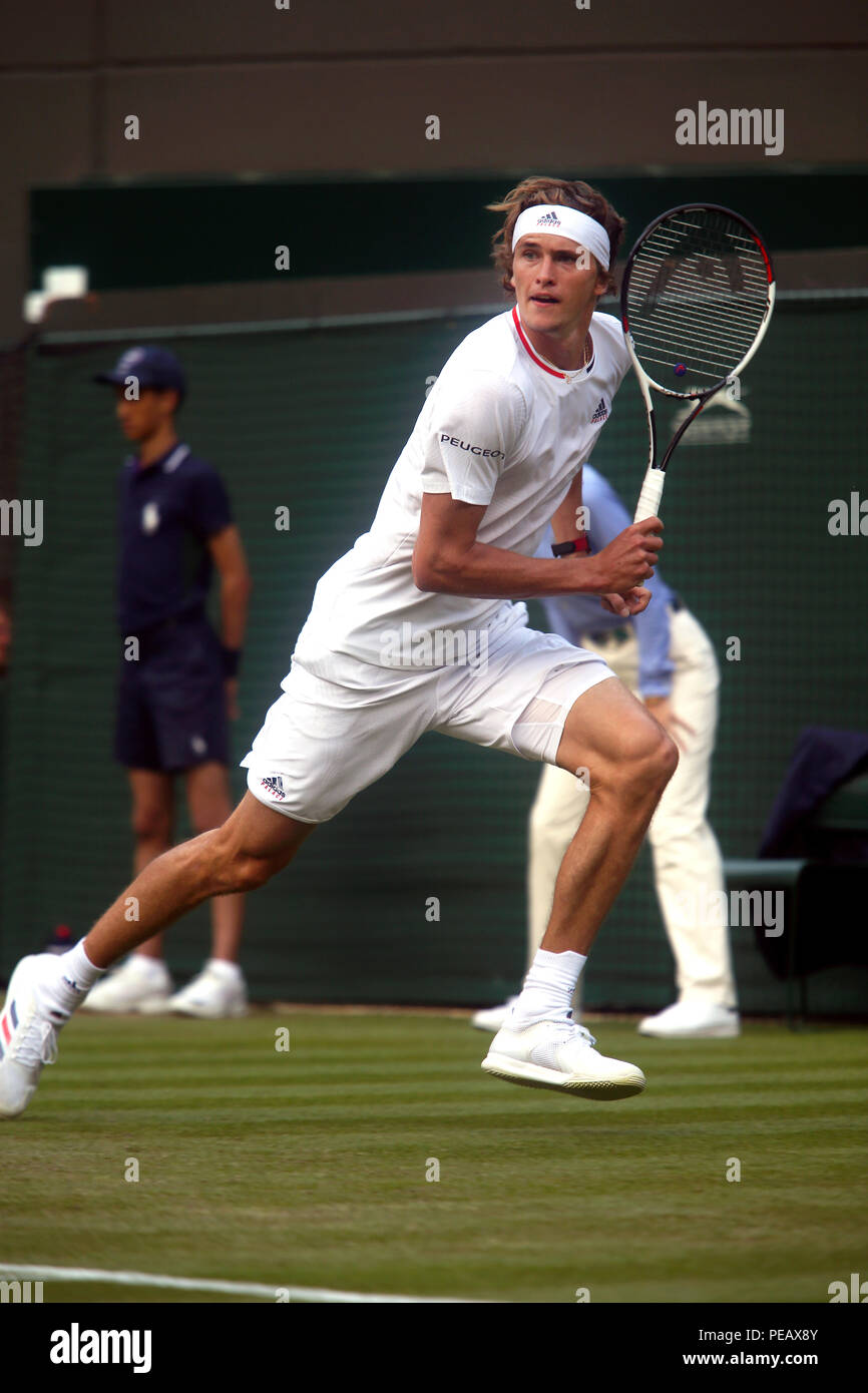 London, England - Juli 5, 2018. Wimbledon Tennis: Alexander Zverev Deutschlands, die Zahl 4 Samen, in Aktion gegen die Amerikanischen, Taylor Fritz in der zweiten Runde von Wimbledon. Stockfoto