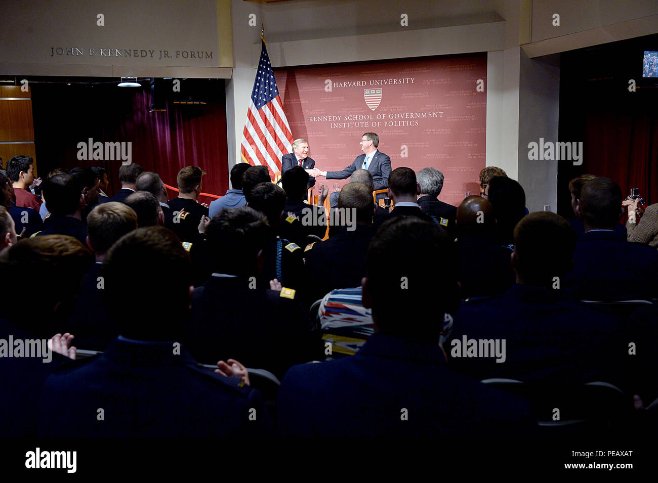 Verteidigungsminister Asche Carter und Graham Allison, Direktor des Belfer Center und Douglas Dillon Professor der Regierung, der Harvard Kennedy School, hielt eine Diskussion über Themen der nationalen Verteidigung und die Zukunft des US-Verteidigungsministeriums. Sekretärin Carter nahm die Fragen der Kursteilnehmer - Körper Publikum am John-F.-Kennedy jr. Forum am Dez. 1, 2015. (DoD Foto von U.S. Army Sgt. 1. Klasse Clydell Kinchen / freigegeben) Stockfoto