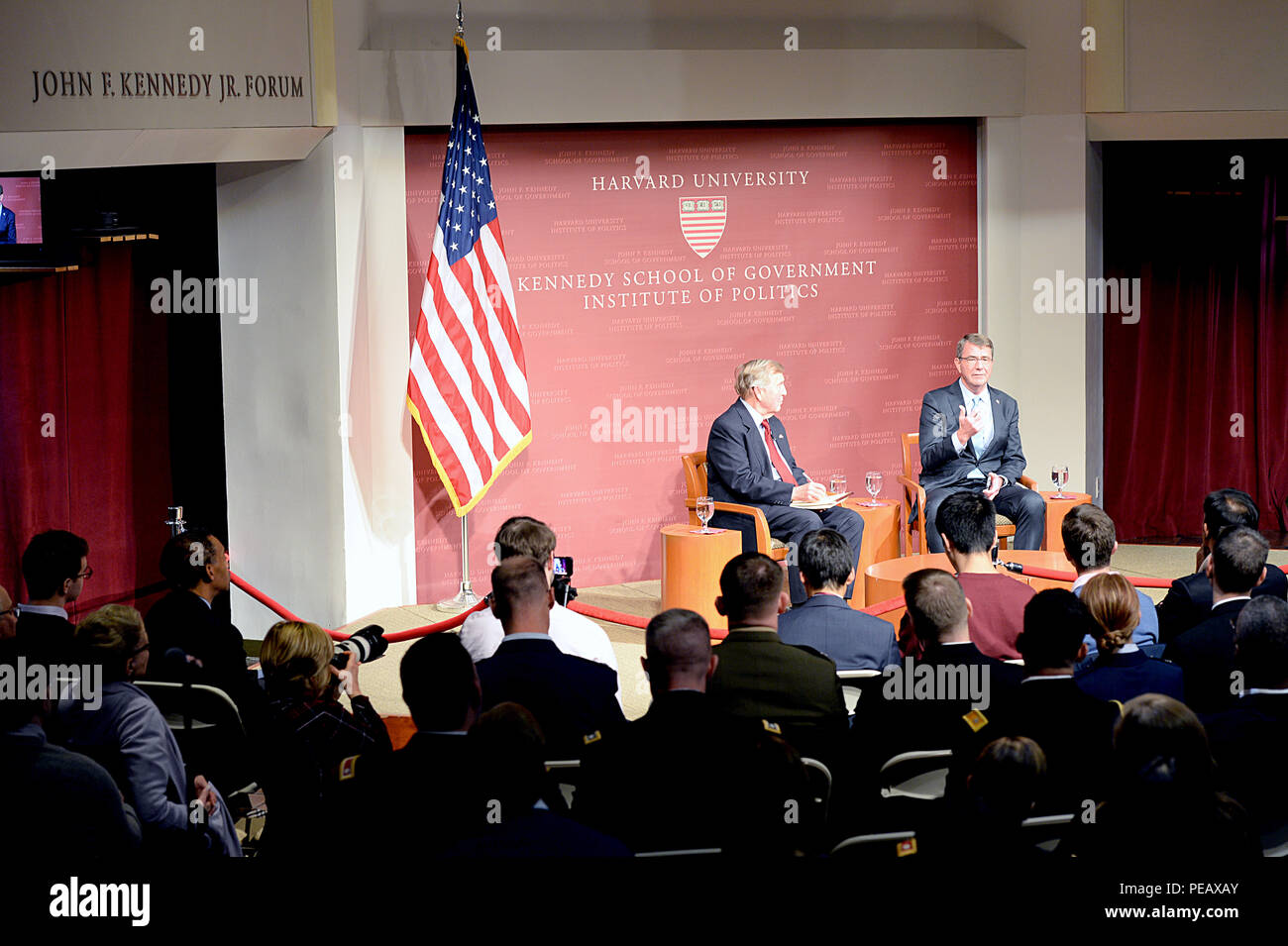 Verteidigungsminister Asche Carter und Graham Allison, Direktor des Belfer Center und Douglas Dillon Professor der Regierung, der Harvard Kennedy School, hielt eine Diskussion über Themen der nationalen Verteidigung und die Zukunft des US-Verteidigungsministeriums. Sekretärin Carter nahm die Fragen der Kursteilnehmer - Körper Publikum am John-F.-Kennedy jr. Forum am Dez. 1, 2015. (DoD Foto von U.S. Army Sgt. 1. Klasse Clydell Kinchen) (freigegeben) Stockfoto