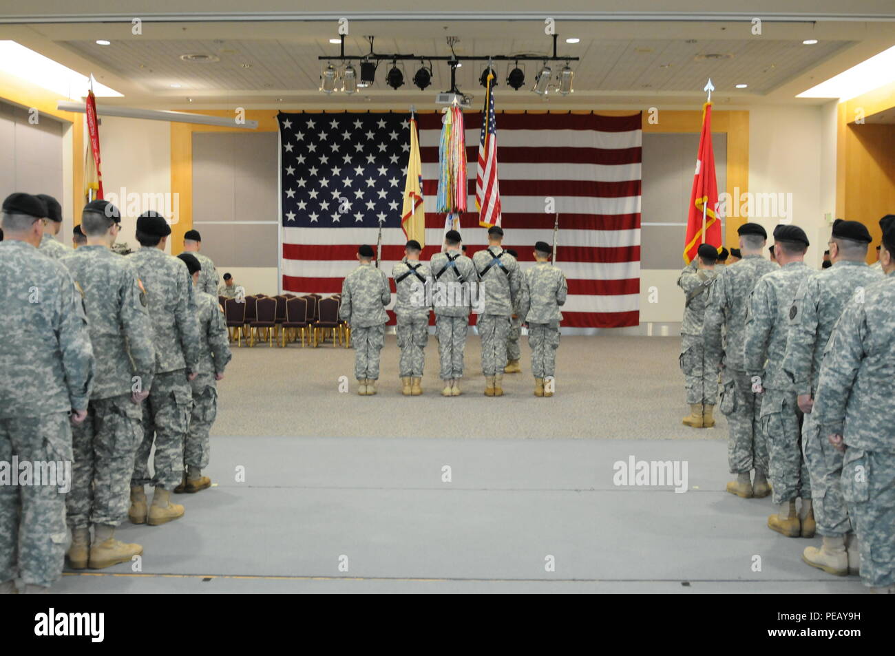 Brig. Gen. Gregory Mosser das Kommando über die 364. sustainment Command (Auslandseinsätze) während eine Annahme des Befehls Zeremonie am Naval Station Everett 15. November statt. Mehr als 100 Soldaten der 364. ESC waren anwesend. Mosser letzte diente als stellvertretender Kommandierender General des 99th World unterstützt den Befehl. Während der Zeremonie, Generalmajor Megan Tatu, 79th Sustainment unterstützt den Befehl, Kommandierender General, gab Erläuterungen und gratulierte Mosser zu seiner neuen Aufgabe. Die 364 ESC ist in Marysville, Washington gehabt, und ist verantwortlich für die Logistik und Erhaltung der Maßnahmen während de Stockfoto
